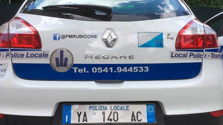 Fugge in moto perché senza patente e assicurazione, 43enne arrestato