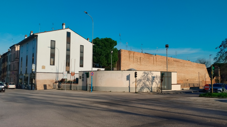 La foto rendering rappresenta l’impatto visivo che l’ampliamento avrà sulla veduta verso le mura storiche