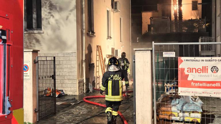 Rimini, fiamme in un seminterrato di via Dardanelli: paura ma nessun ferito FOTOGALLERY