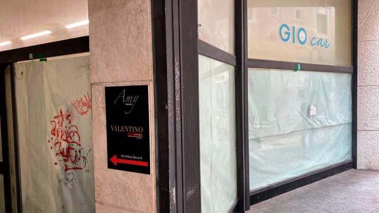 Quasi tutti chiusi i negozi all’interno della galleria di via Diaz