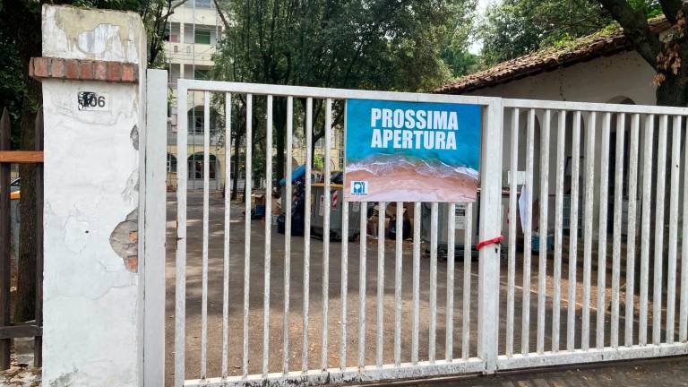 Park Hotel di Marina, lavori in corso. Il cartello affisso “Prossima apertura”
