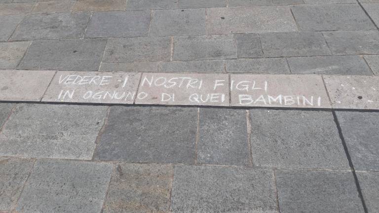 Cesena, bimbi e genitori con Mariangela Gualtieri fanno la “rivoluzione dei gessetti” per Gaza con 200 frasi e disegni sulle piazze davanti alla biblioteca