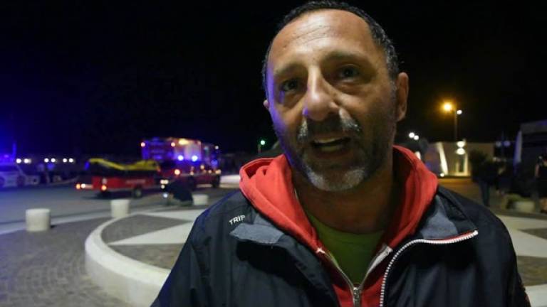 Rimini, tenta il suicidio al porto, eroico salvataggio: Mi sono tolto scarpe e vestiti e mi sono tuffato VIDEO