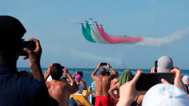 L’esibizione della pattuglia acrobatica FOTO FIORENTINI