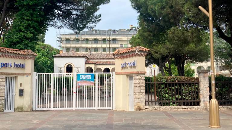 Park Hotel di Marina, lavori in corso. Il cartello affisso “Prossima apertura”