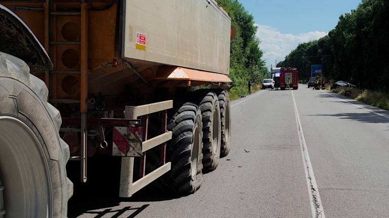Ravenna, incidente sulla Romea: scontro auto-trattore, 25enne all’ospedale e traffico in tilt