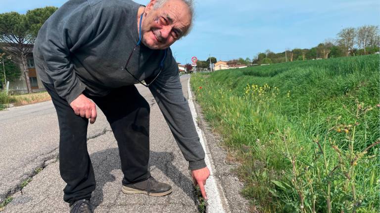 Cesenatico, cade in bici per colpa dell’asfalto e fa causa al Comune