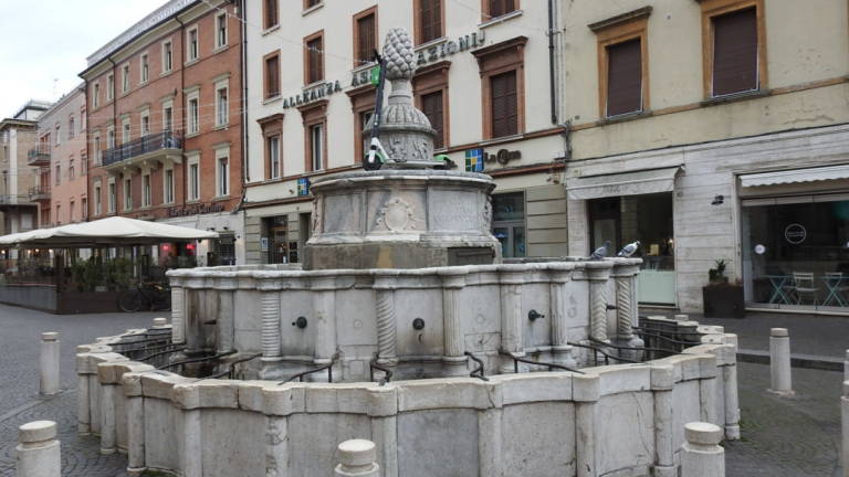 Rimini, monopattino sulla fontana della Pigna. Caccia all'autore