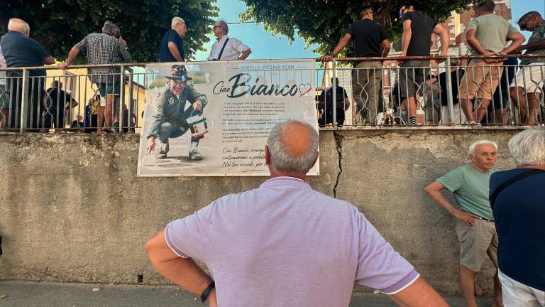 Cesena, l’ultimo saluto a De Santi: la maglia gialla di Pantani sul feretro FOTOGALLERY