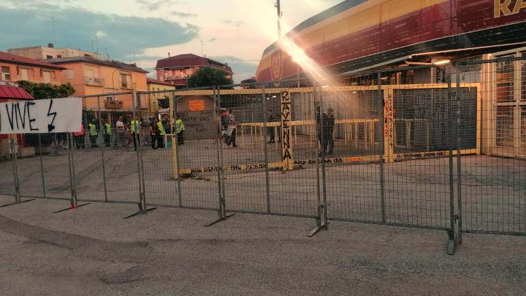 Nelle foto di Lineagiallorossa, le misure di sicurezza all’ingresso della curva Mero
