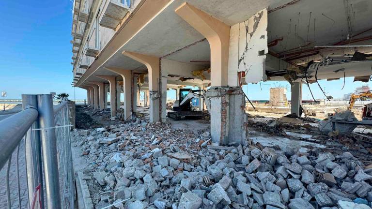 Cesena, al via i lavori di abbattimento dell’ex Colonia Santa Monica