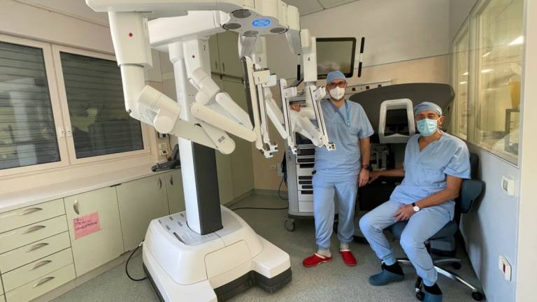 Forlì. Chirurgia robotica mininvasiva, primo intervento all’ospedale di Forlì con il nuovo robot Da Vinci XI