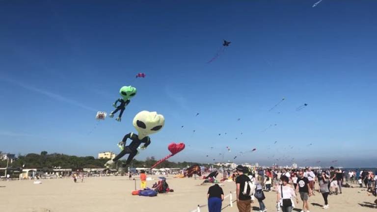Cervia, migliaia di turisti in spiaggia per il gran finale del Festival degli Aquiloni