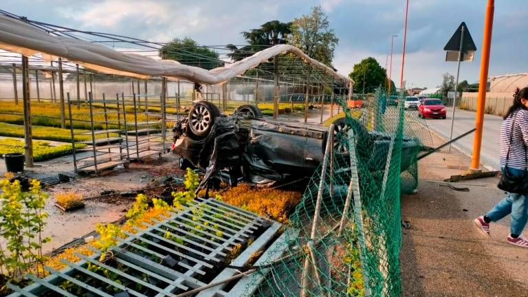 Cesena, incidente in via Cerchia di Martorano: perde il controllo dell’auto e si schianta contro le serre