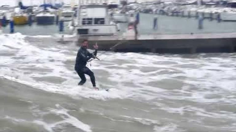 Il volo col kitesurf nel porto canale di Cervia gli costa una maxi multa - VIDEO