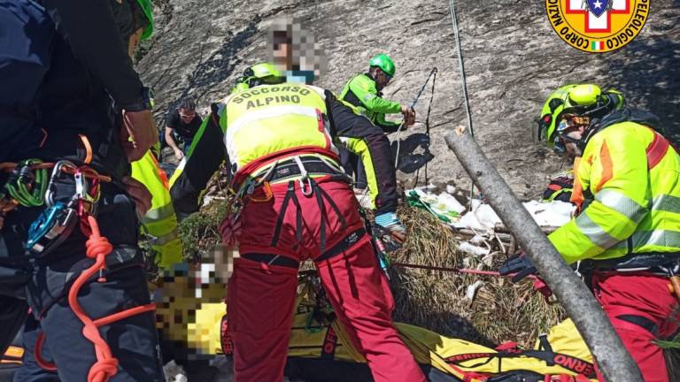 Rocciatrice 20enne di Cesena cade da 10 metri in arrampicata: salvata con l'elicottero e portata in ospedale