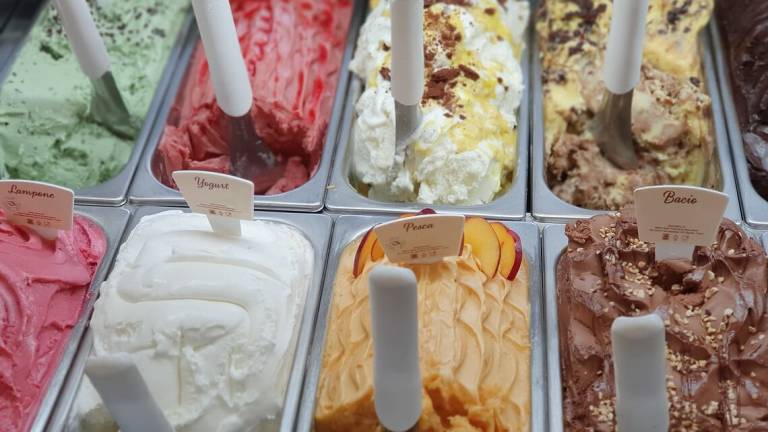 Rimini, turista goloso trova portafogli e preleva al bancomat: preso dalla Polizia in gelateria