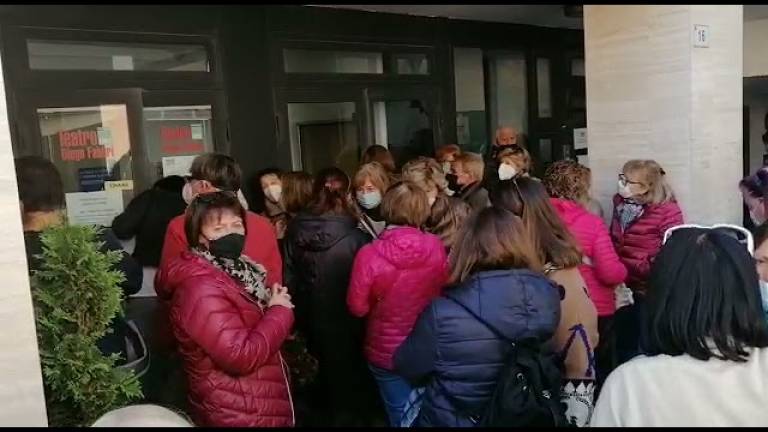 Forlì, in centinaia in fila per abbonarsi al Fabbri: c'è chi ha passato la notte nel ridotto del teatro