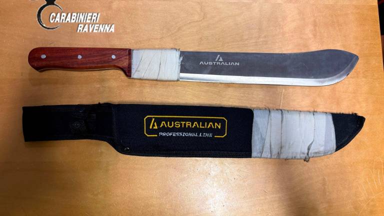 Lido Adriano, sfreccia a tutta velocità verso il mare, i Carabinieri lo fermano e dall’auto spunta un grosso machete