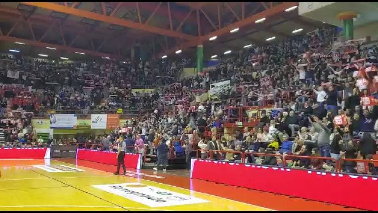 Basket A2, Forlì batte Bologna e tutto il pubblico canta Romagna mia VIDEO