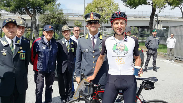 Rimini, attraversa l'Italia in bici per ricordare un collega scomparso