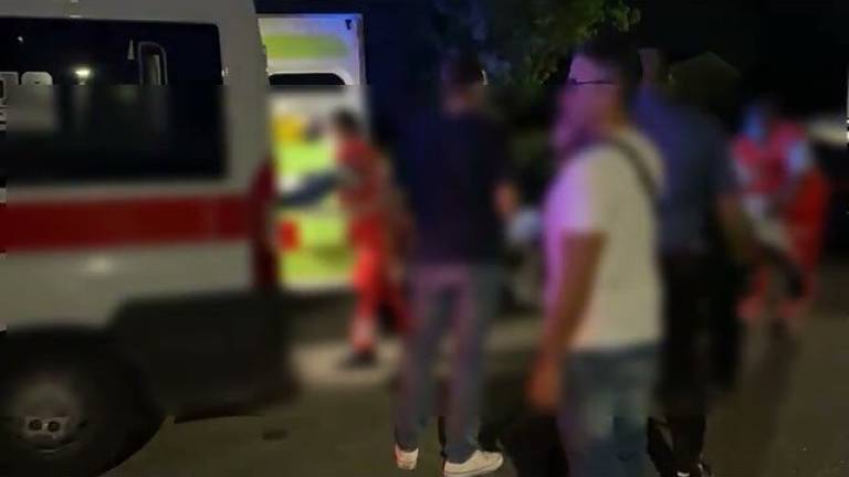 Coltellate alla gola in stazione a Cesenatico / VIDEO l'aggressore portato via dai carabinieri