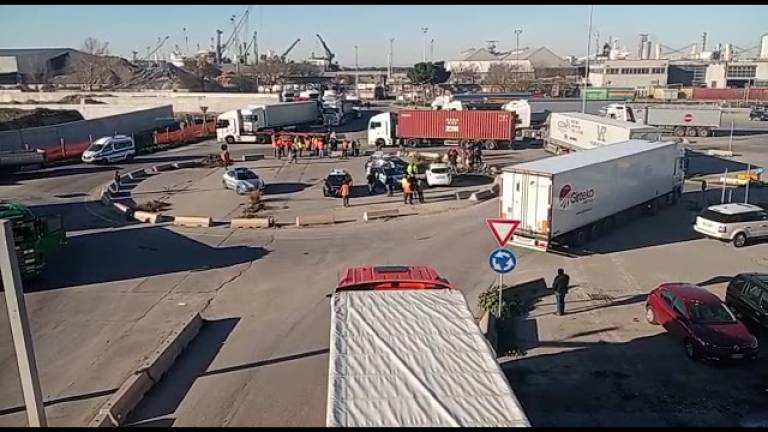 Ravenna, la protesta dei camionisti blocca il porto: traffico in tilt VIDEO