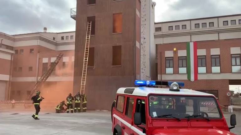 Rimini, i Vigili del Fuoco simulano un salvataggio al terzo piano VIDEO