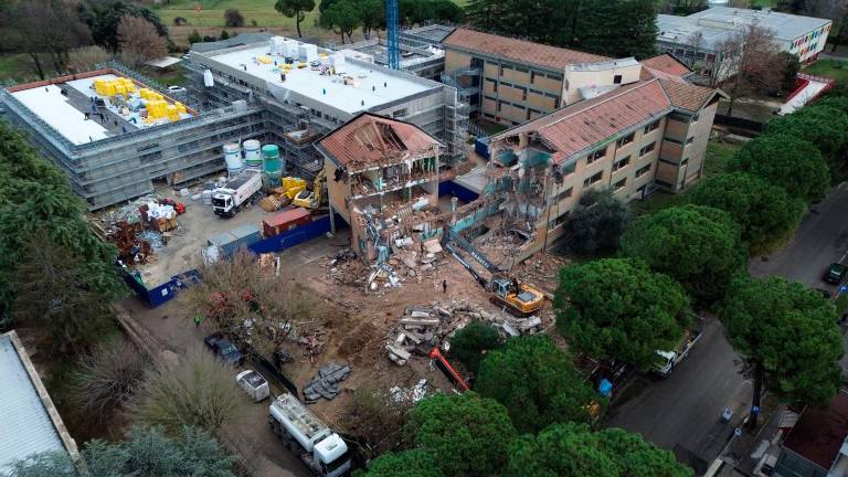 Cesena, fine di un’era: demolita la scuola “Anna Frank” GALLERY