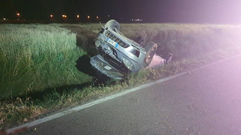 Russi, finisce fuori strada e cappotta con l'auto nel fosso: 50enne ricoverata al Bufalini