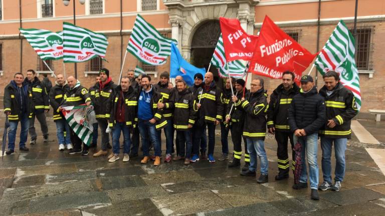 Sit in di protesta dei vigili del fuoco in piazza a Ravenna
