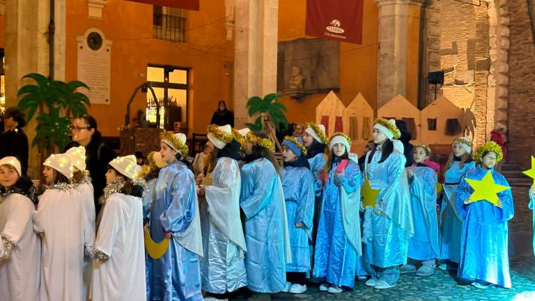 Cesena, le emozioni del presepe vivente del Sacro Cuore scaldano la piazza