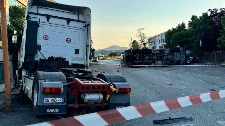 Cesena, camion degli spurghi si ribalta dopo un impatto a Torre del Moro con la motrice di un mezzo pesante, chiusa via Pastore
