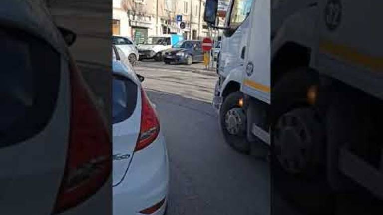 Centro di Rimini: traffico ancora in tilt, pericoli per i ciclisti