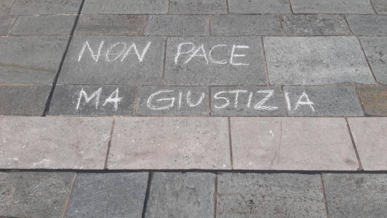 Cesena, bimbi e genitori con Mariangela Gualtieri fanno la “rivoluzione dei gessetti” per Gaza con 200 frasi e disegni sulle piazze davanti alla biblioteca