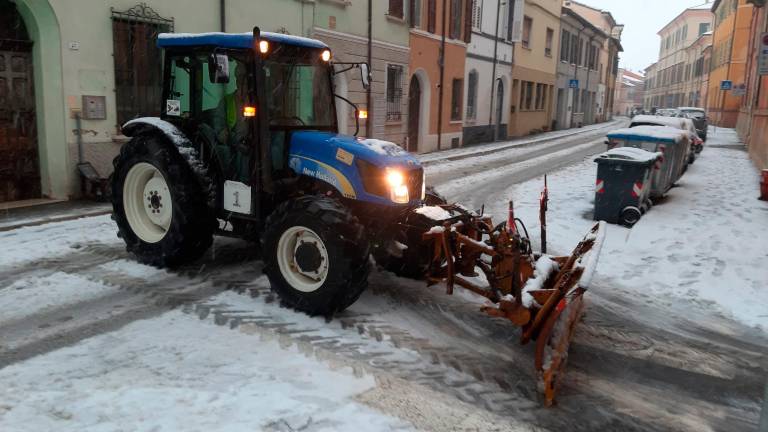 Uno spazzaneve in azione nella tarda mattinata in centro storico