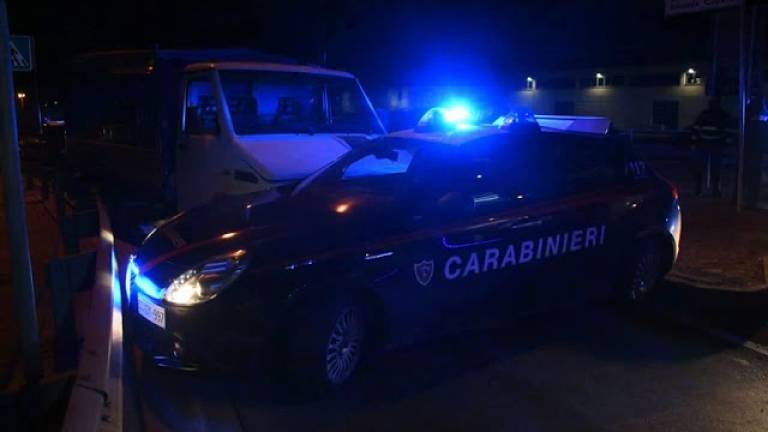 Rimini, sperona col camioncino l'auto dei carabinieri e ferisce 4 militari: arrestato - VIDEO GALLERY