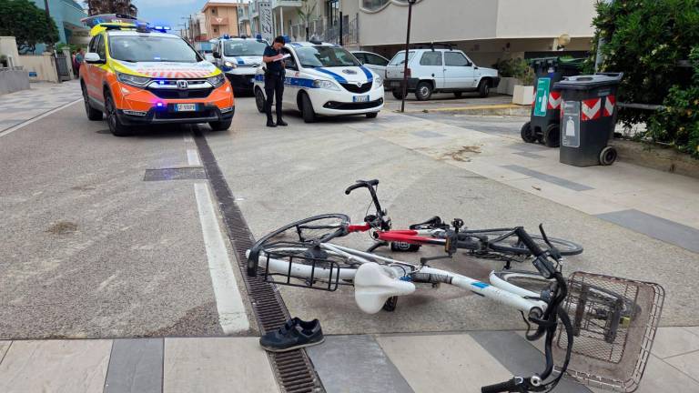 Rimini, scontro fra biciclette: ciclista trasportato in ospedale con l’elicottero GALLERY