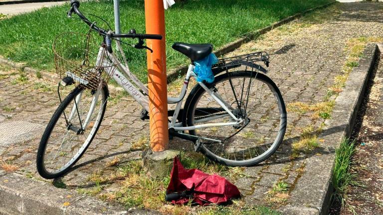La bicicletta della donna investita (Foto servizio Gianmaria Zanotti)