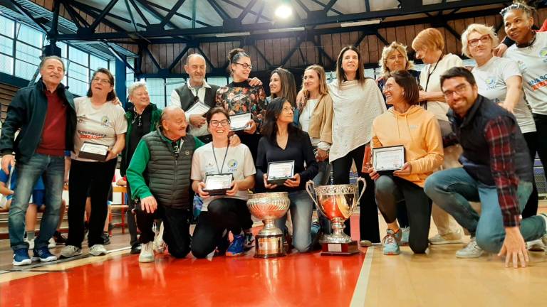 Paolo Jommi, in basso a sinistra con giacchetto e felpa verde, nel giorno della reunion della pallamano, la sua grande passione per almeno 15 anni