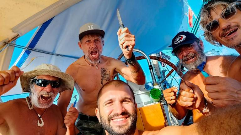 L’equipaggio euforico poco prima di arrivare a Grenada: a compiere la traversata Andrea Baculo, Massimo Pruccoli, Ettore Bellini, Mauro Gregorio e Giorgio Ciceri