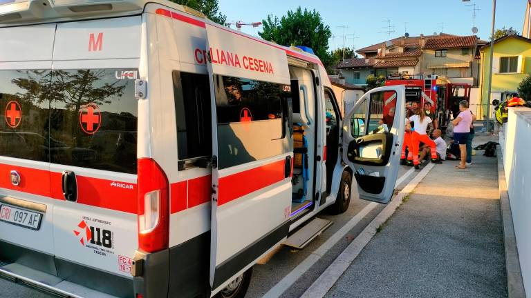 Palazzina di nuovo a fuoco a Cesena: danni e due condomini in ospedale FOTOGALLERY