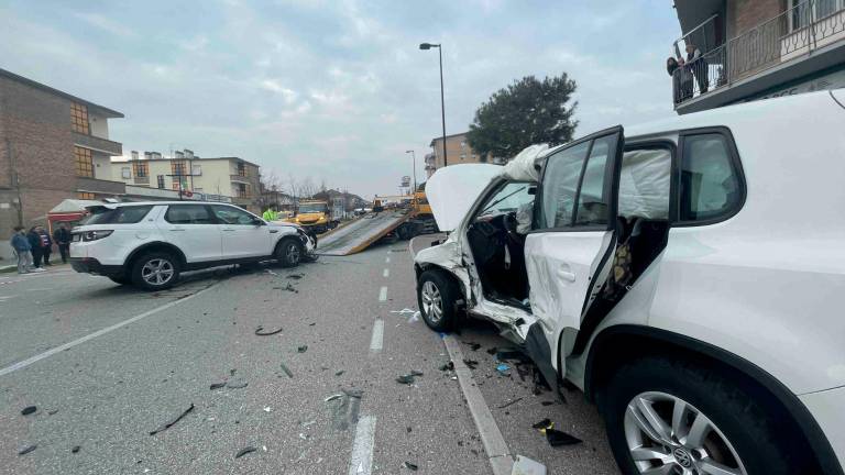 Cesena, schianto tra due auto sulla via Emilia: quattro feriti e viale ...