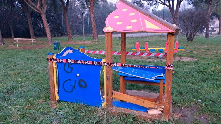 San Giovanni in Marignano, distruggono i giochi al parco con i petardi, il Comune: “Il supporto delle telecamere per trovare chi è stato”