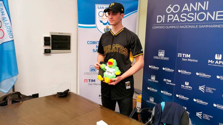 A sinistra Alessandro Ercolani sul monte di lancio degli Altoona Curve, squadra di Doppio A dei Pirates. A destra subito dopo aver firmato il contratto con Pittsburgh