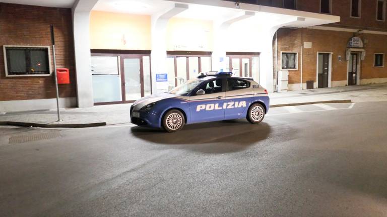 Violenta lite degenera in aggressione in stazione a Imola, un ferito. Sul posto la polizia