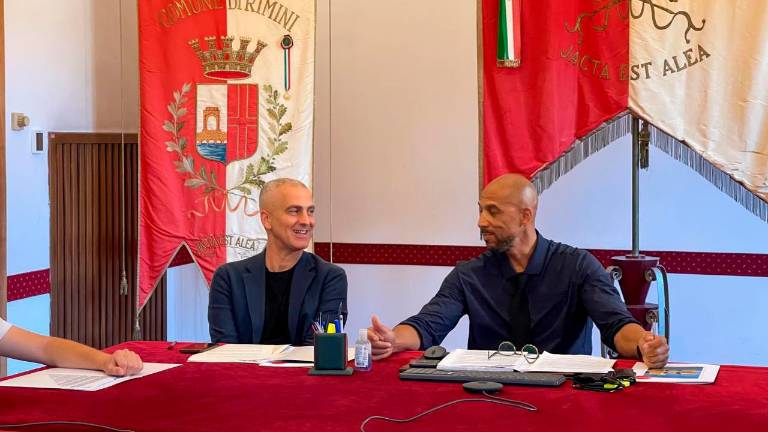 Il sindaco Jamil Sadegholvaad con Carlton Myers alla presentazione della quarta edizione del Sand Rimini