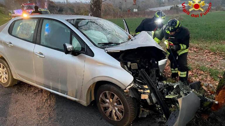 Predappio, incidente: si schianta contro un albero, grave 29enne