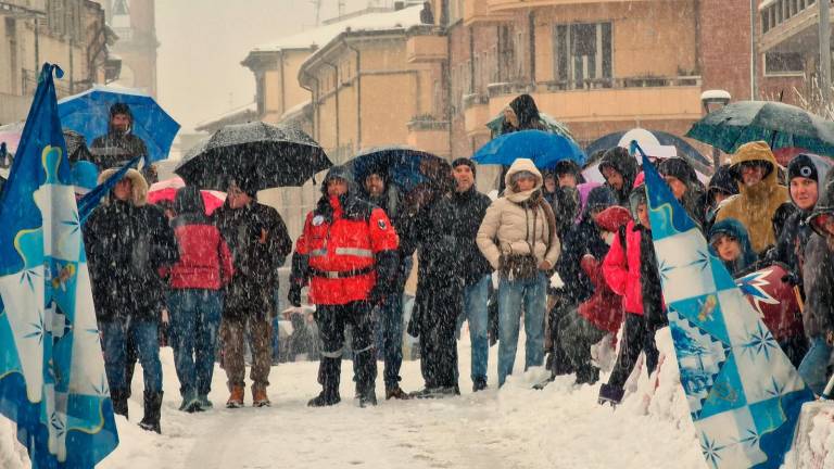 Faenza, la Torcia Olimpica sfida la neve: folla in festa per la staffetta