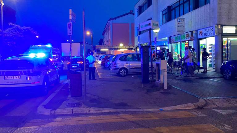 Cesena, ancora sangue in zona stazione e feriti coi cocci di bottiglia: un fermato, due portati in ospedale e due negozi sfasciati VIDEO GALLERY